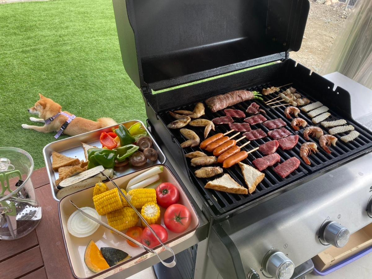 愛犬と一緒に楽しむYOSHINO GRILLE COTTONのBBQグリルの様子
