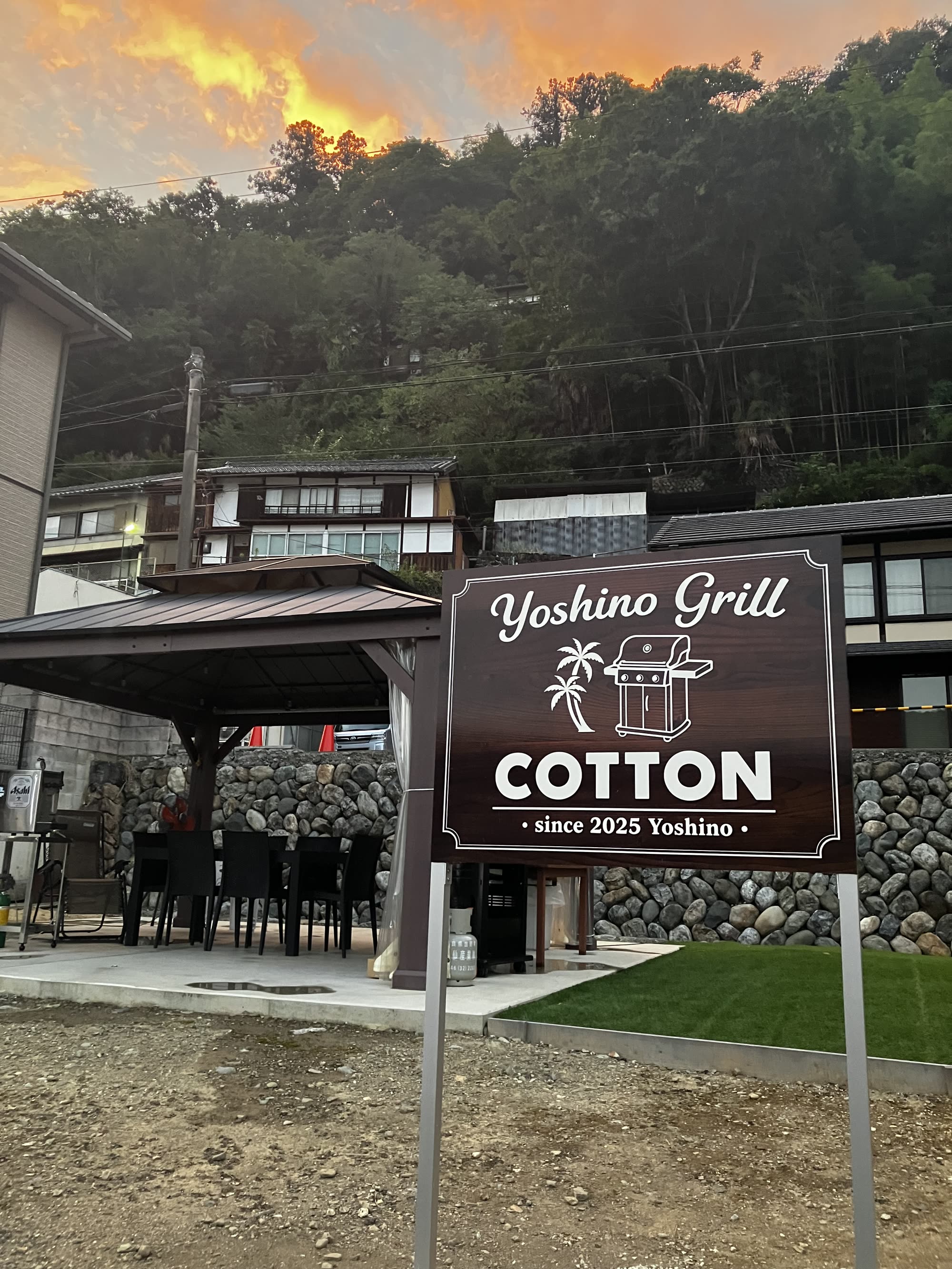 夕暮れのYOSHINO GRILLE COTTONの看板