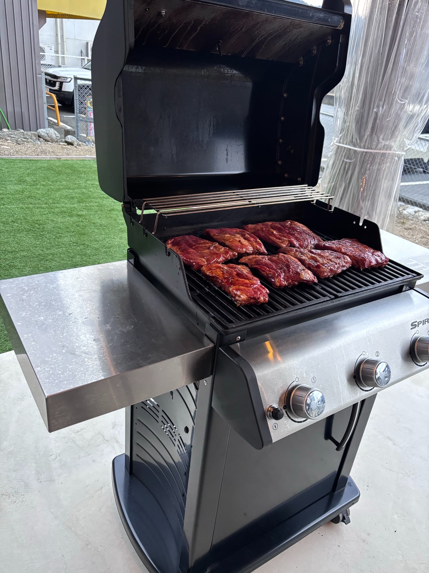 バーベキューで肉を焼く写真