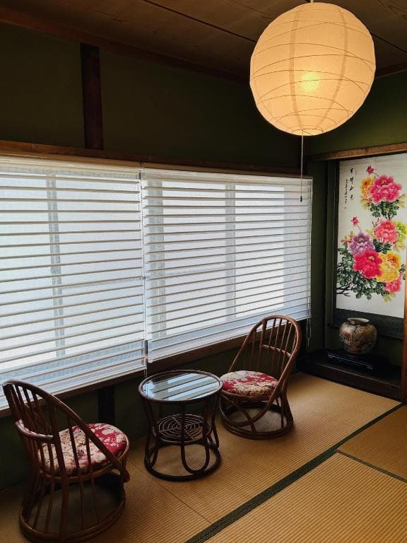 町家でくつろぐ様子の写真